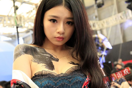 ChinaJoy 2011: Xem mỹ nữ cởi áo khoe hình xăm 2