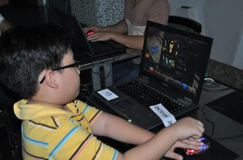 Game thủ nhỏ tuổi làm “náo động” offline MU Việt Nam 2