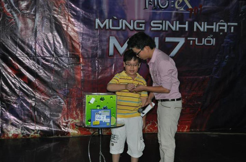 Game thủ nhỏ tuổi làm “náo động” offline MU Việt Nam 3